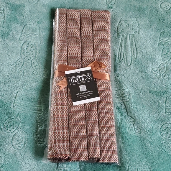 NWOT Tablecloth/Placemats Bundle - Picture 4 of 7